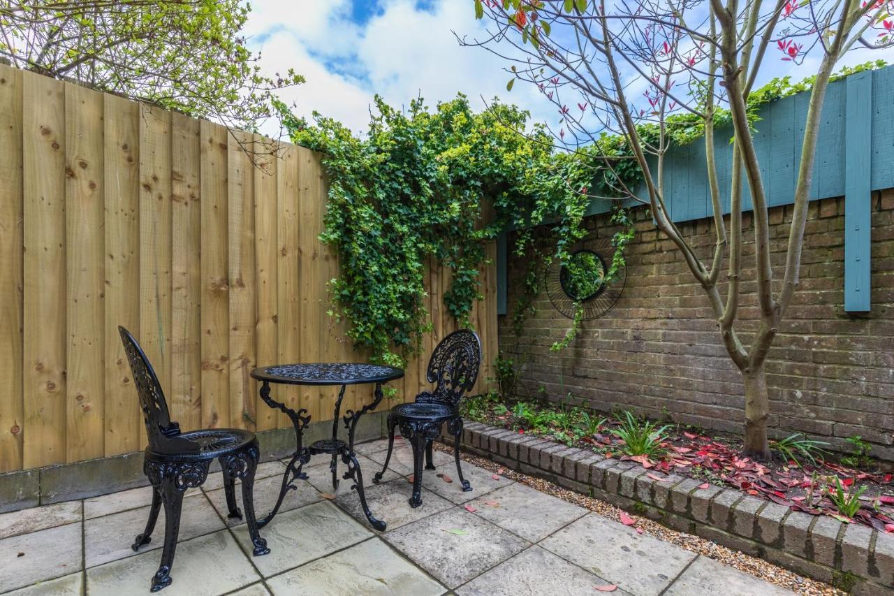 4 Bed City House With Private Garden And Parking Winchester Exterior foto