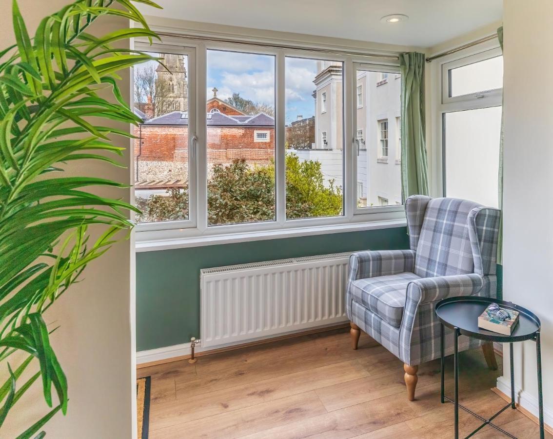 4 Bed City House With Private Garden And Parking Winchester Exterior foto