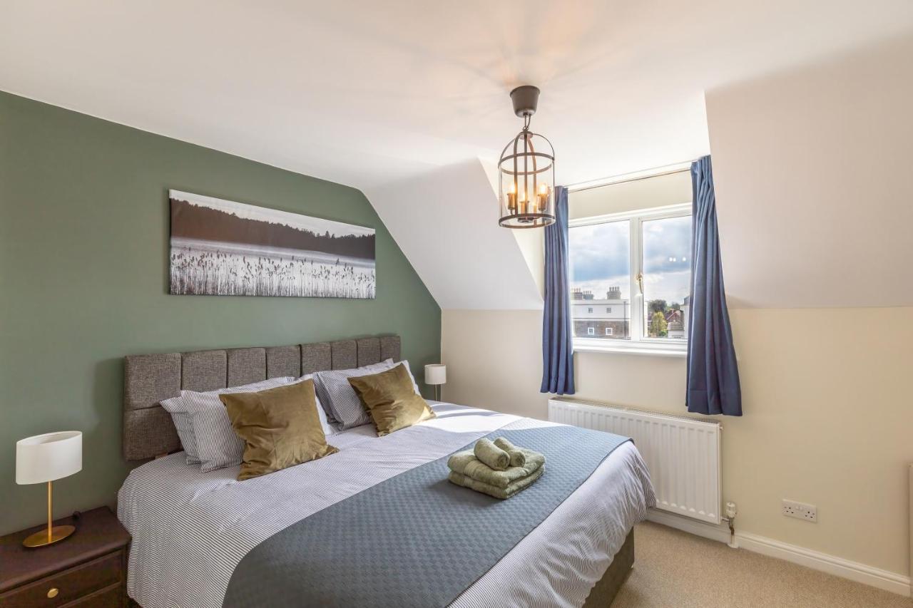 4 Bed City House With Private Garden And Parking Winchester Exterior foto